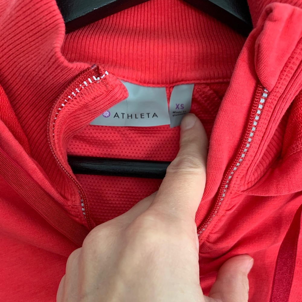Athlete pullover